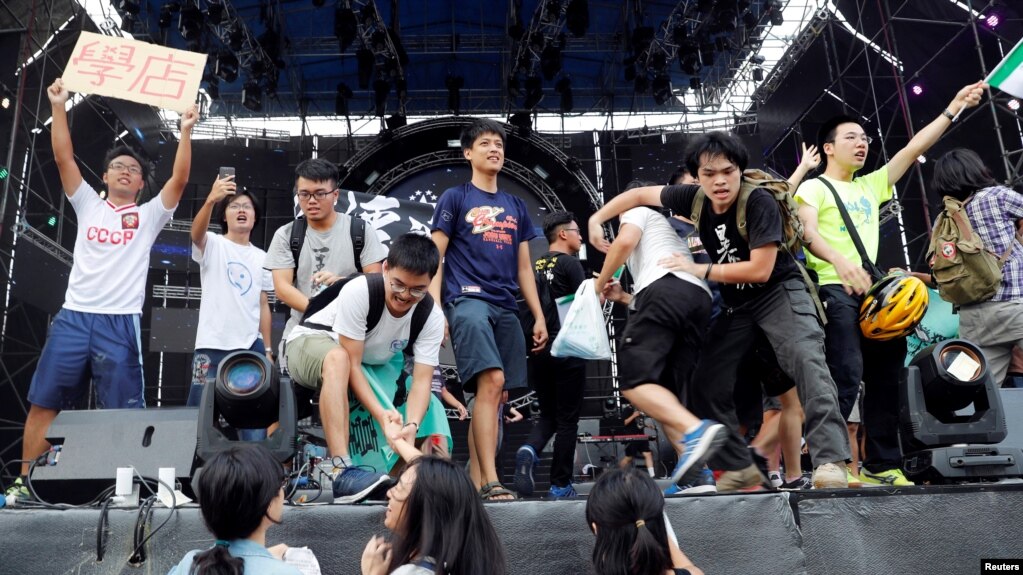 在台湾大学校园举办的“中国新歌声”演唱会上，有学生登上舞台抗议，其中有人拿着主张台独的旗子（2017年9月24日）