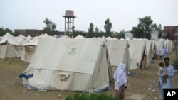 Flood relief camp in Nowshera, Pakistan, 9 Aug. 2010