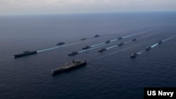 美国与盟国的海军舰只在菲律宾海参加2021年联合年度军演。（2021年11月23日）