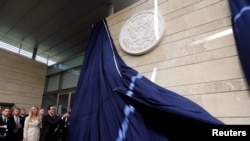 Menteri Keuangan AS Steven Mnuchin membuka kain penutup logo di Kedutaan Baru AS dalam upacara peresmian kantor Kedutaan AS di Yerusalem, 14 Mei 2018.
