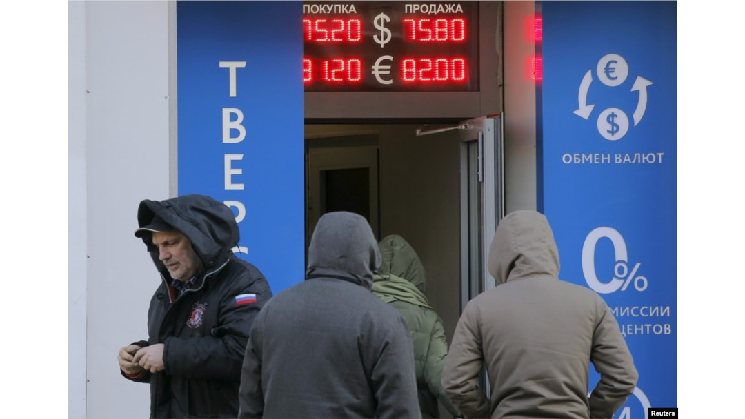 People gather near a currency exchange office in Moscow, Russia, Jan. 11, 2016.