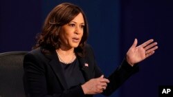 資料照片:民主黨副總統候選人賀錦麗參議員((Kamala Harris，又譯哈里斯)與副總統彭斯進行電視辯論。 (2020年10月7日)