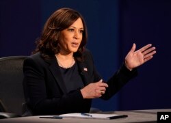 Demokratska kandidatkinja za potpredsednicu Kamala Harris tokom debate sa potpredsjednikom SAD Mikeom Penceom (Foto: AP)
