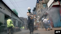 ရန်ကုန်က လမ်းတွေကို ပိုးသတ်ဆေးဖြန်း။ (Photo by Sai Aung Main / AFP)