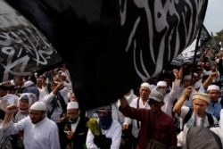 Kelompok Hizbut Tahrir Indonesia (HTI) mengadakan protes untuk menentang keputusan Presiden Joko Widodo untuk membubarkan HTI, dalam aksi di Jakarta, 18 Juli 2017.