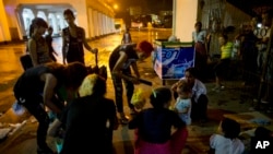 Sekelompok anak muda punk membagikan makanan untuk para tunawisma di Rangoon, Burma. (AP/Gemunu Amarasinghe)