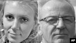 ​ນາງ Jessica Buchanan ແລະນາຍ Poul Hagen Thisted ສອງໂຕປະກັນທີ່ທະຫານ Navy SEALS ຂອງສະຫະລັດ ເຂົ້າໄປຊ່ວຍປົດປ່ອຍ ຈາກພວກຄົນຮ້າຍທີ່ໂຊມາເລຍ, ວັນທີ 24 ມັງກອນ 2012.