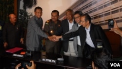 Jaksa Agung HM Prasetyo (ke-4 dari kanan) menerima kunjungan Ketua KPK Sementara Taufiequrachman Ruki (ke-3 dari kanan) dan jajaran pimpinan KPK di Gedung Kejaksaan Agung, Senin 23/2 (foto: VOA/Andylala).