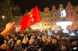 Los ciudadanos de Gdansk rinden honor en silencio al alcalde asesinado Pawel Adamowicz en la plaza principal de la ciudad vieja en Gdansk, Polonia, el lunes 14 de enero de 2019. El alcalde Pawel Adamowicz fue apuñalado el domingo durante un evento de caridad en Gdansk. Enero 14 de 2019.