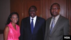 Le président Macky Sall (au c.) avec Mariama Diallo et Timothée Donangmaye de la VOA