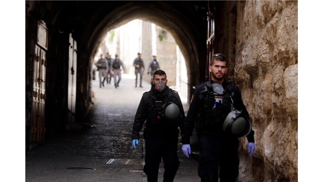 Polisi Israel berpatroli di kota tua Yerusalem yang ditutup dalam upaya membatasi penyebaran virus corona di negara itu, 23 Maret 2020.