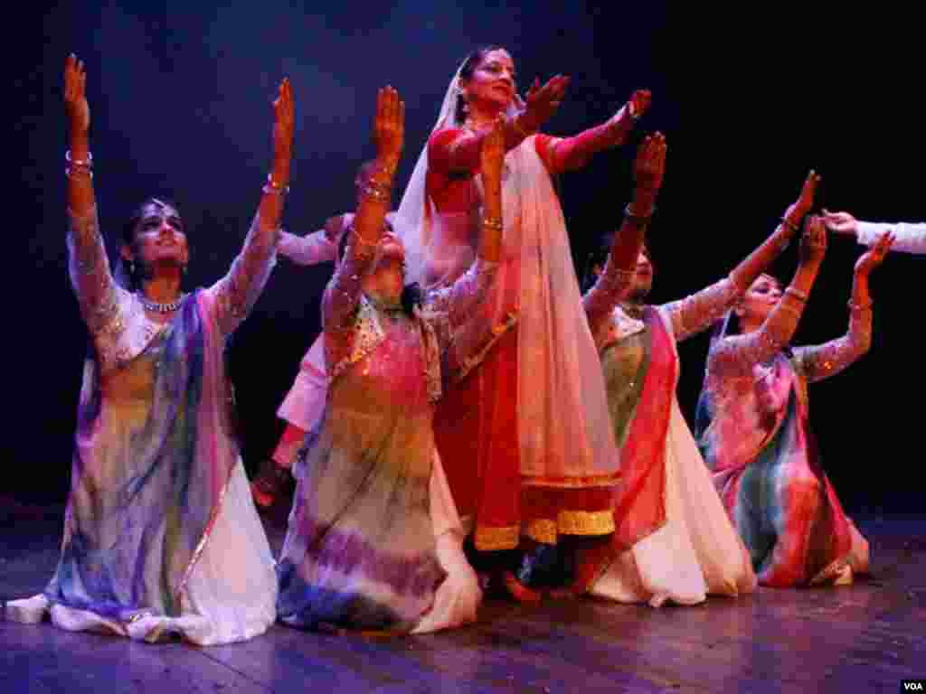 رقص کے عالمی دن کے حوالے سے تقریب میں شیما کرمانی گروپ کے ہمراہ رقص پیش کرتے ہوئے