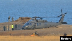 Un helicóptero estadounidense en la escena del accidente de otra nave similar en la costa de Norfolk, en Gran Bretaña.