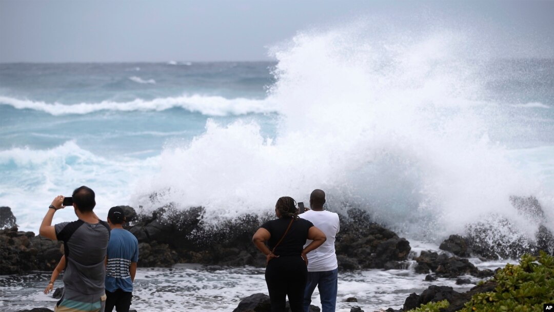 Ljudi na plaži ostrva Oahu posmatraju uragan