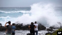 Ljudi na plaži ostrva Oahu posmatraju uragan