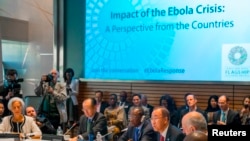 （前排左起）国际货币基金组织领导人拉加德、世界银行行长金墉、几内亚总统孔戴和联合国秘书长潘基文在国际货币基金组织和世界银行华盛顿年会上讨论埃博拉疾病问题