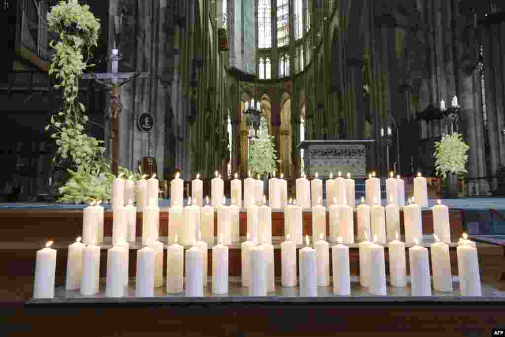 Nến được đặt trong Nhà thờ Cologne ở thành phố Cologne, miền tây nước Đức, trong một buổi lễ tưởng niệm 150 nạn nhân của vụ tai nạn máy bay Germanwings hồi tháng trước ở dãy núi Alps của Pháp. &nbsp;