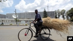 Un cycliste passe devant les locaux du TPIR à Arusha (archives)