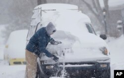 David Aderholdt quita la nieve de su camión fuera de su casa en Greensboro, N.C., el domingo 9 de diciembre de 2018.