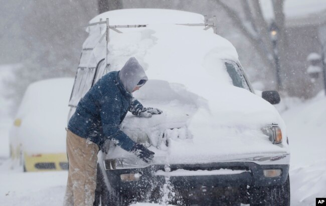 David Aderholdt quita la nieve de su camión fuera de su casa en Greensboro, N.C., el domingo 9 de diciembre de 2018.