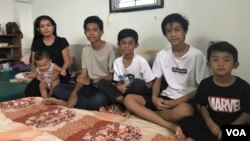 Bou Rachana, the widow of the murdered Kem Ley, is pictured with her five sons, July 2, 2017. (Sok Khemara/VOA Khmer)