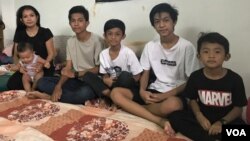 Bou Rachana, the widow of the murdered Kem Ley, is pictured with her five sons, July 2, 2017. (Sok Khemara/VOA Khmer)