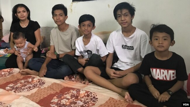 Bou Rachana, the widow of the murdered Kem Ley, is pictured with her five sons, July 2, 2017. (Sok Khemara/VOA Khmer)