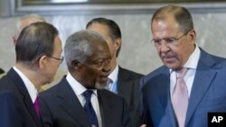 BMT maxsus vakili Kofi Annan (o'rtada), Rossiya Tashqi ishlar vaziri Sergey Lavrov (o'ngda) Jenevada Suriya masalasini muhokama qilmoqda, 30-iyun, 2012-yil