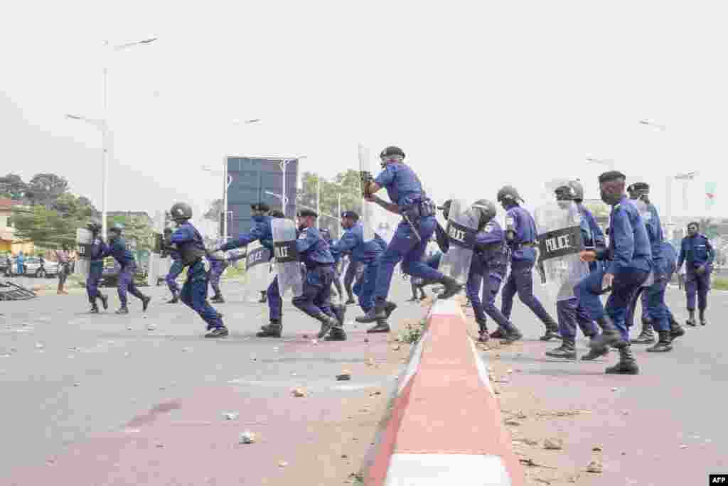 Ba policiers bazali kobengana bato batombalaki na Kinshasa, 9 juillet 2020.