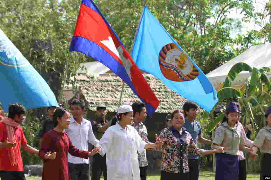 សិស្ស​​​សាលា​វិចិត្រ​សិល្បៈ​លើកទង់​ក្នុង​ឈុត​មួយ​​ដែល​ជា​សញ្ញា​បង្ហាញ​ពី​ជ័យជំនះ​នៃ​ការ​រំដោះ​ប្រទេស​ប្រឆាំង​នឹង​របប​ប្រល័យ​ពូជសាសន៍​ប៉ុល ពត​នៅ​វាលពិឃាឌ​ជើង​ឯកនៃ​រាជធានី​ភ្នំពេញ​​នៅ​ថ្ងៃ​ទី​២០​ឧសភា ២០១៦​នេះ ដើម្បី​រំលឹក​ដល់​​វិញ្ញានក្ខ័ណ្ឌ​អ្នក​ដែល​ស្លាប់​នៅ​របប​ប្រល័យ​ពូជសាសន៏​ចាប់​ពី​ឆ្នាំ​១៩៧៥​ដល់​១៩៧៩​ក្នុង​ទិវា​&laquo;​ចងកំហឹង&raquo;​ប្រឆាំង​នឹង​របប​ប៉ុល ពត។ ( ឡេង ឡែន/VOA)