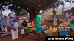 Mercado à saída do Hospital Regional de Malanje, Angola