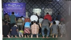 Penganut Ahmadiyah melaksanakan salat dzuhur berjamaah usai peringatan Isra Mi'raj di Bandung, Jawa Barat, Rabu, April 2019. (VOA/Rio Tuasikal)