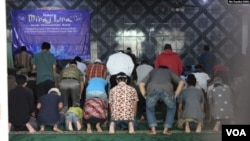 Penganut Ahmadiyah melaksanakan salat dzuhur berjamaah usai peringatan Isra Mi'raj di Bandung, Jawa Barat, Rabu, April 2019. (VOA/Rio Tuasikal)