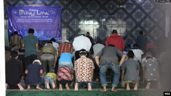 Penganut Ahmadiyah melaksanakan salat dzuhur berjamaah usai peringatan Isra Mi'raj di Bandung, Jawa Barat, Rabu, April 2019. (VOA/Rio Tuasikal)