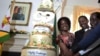 Robert Mugabe corta o bolo dos seus 92 anos com a sua mulher Grace e o filho Chatunga, na Casa Oficial em Harare, a 22 de Fevereiro