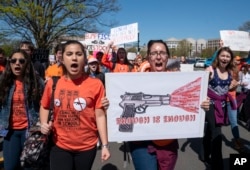 几百名高中生游行走到国会大厦外抗议枪支暴力。（2018年4月20日）
