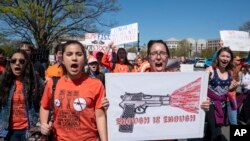 Elèv Lise Marjory Stoneman Douglass Parkland, nan Florid, te mete ak plizyè santèn moun pou yon mach ki mennen yo sou gazon ki sou pati lwès Kongrè a pou yo denonse vyolans nan lekòl yo. (Foto: Washington, 20 april 2018).