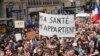 Pengunjuk rasa antivaksin berbaris dengan membawa spanduk bertuliskan "kesehatan milik saya" di Paris, Sabtu, 17 Juli 2021. (AP Photo/Michel Euler) 