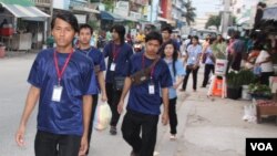 Các công nhân di dân ở Samutsakhon, Thailand. (VOA/D. Schearf)
