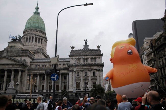 Opositores a la cumbre del G20 llevaron un muñeco inflable gigante que representa al presidente de los Estados Unidos, Donald Trump, llevando un pañal frente al Congreso en Buenos Aires, Argentina, el jueves 29 de noviembre de 2018.