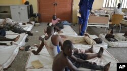 Des victimes d'une explosion reçoivent des soins dans un hôpital à Maiduguri, Nigeria, 21 septembre 2015.