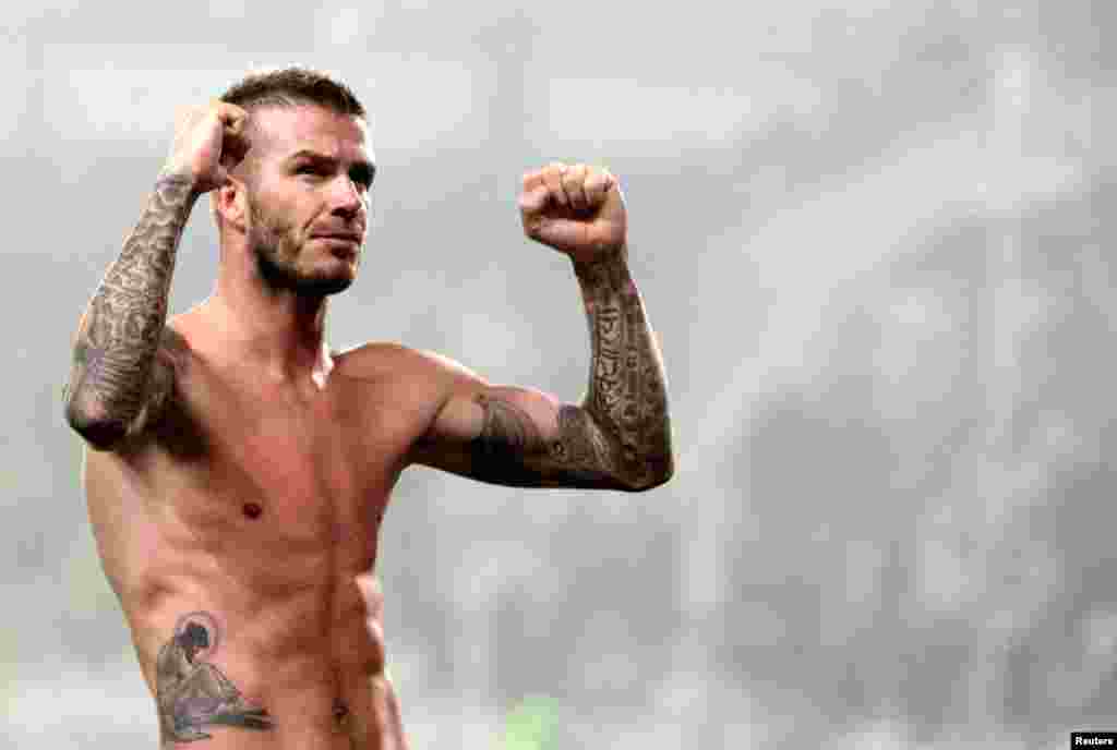 Beckham - đang chơi cho đội AC Milan - ăn mừng v&agrave;o cuối trận đấu với đội Juventus tr&ecirc;n s&acirc;n vận động Turin, &Yacute;, 10 th&aacute;ng 1, 2010.
