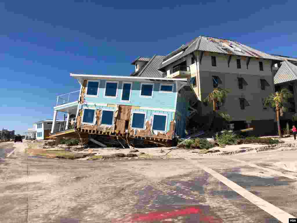 Una casa movida de sus cimientos se apoya en otra que parece haber recibido menores daños con el huracán Michael en Mexico Beach, Florida. Sábado 13 de octubre de 2018. Foto, Jorge Agobián.