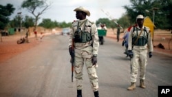 Binh sĩ Mali canh gác tại một chốt kiểm soát trên đường Gao bên ngoài Sevare, khoảng 620 km (385 dặm) về phía bắc thủ đô Bamako, ngày 27/1/2013.