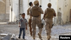 Pasukan koalisi melakukan patroli di kota Aden, Yaman (foto: dok).