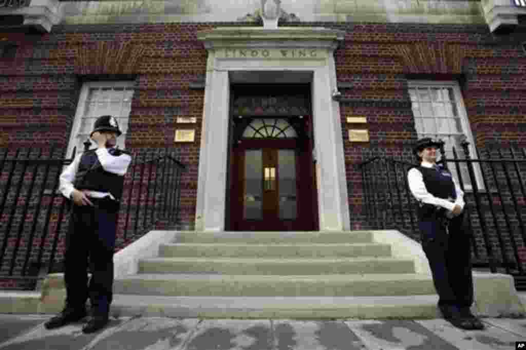 La policía británica custodia la entrada del Ala Lindo del hospital St. Mary donde nacerá el tercero en la línea de sucesión del trono británico.