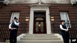 Polisi Inggris mengawal pintu masuk RS St. Mary's di London, Senin, 22 Juli 2013.