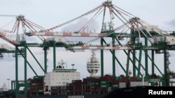 台灣高雄港口裝有貨櫃箱的船隻。