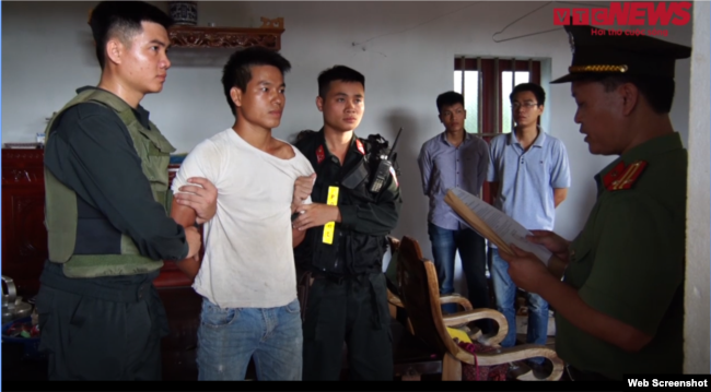 Công an bắt giam anh Trịnh Bá Tư hôm 24-06-2020. Chụp từ VTC.