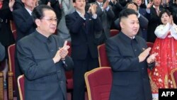 Severnokorejski lider Kim Džong Un (desno) i njegov teča na proslavi 101. rođendana pokojnog lidera Kim Il-Sunga, ranije ove godine